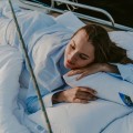 Celoroční přikrývka Antistres 155x200 cm bílá