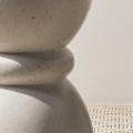 Odkládací stolek Arlan 38 cm beton/terrazzo bílý