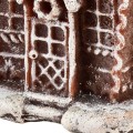 Dekorativní svíčka Perníková chaloupka 19 cm hnědá