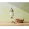 Vánoční závěsná figurka DÍVKA 18x7 cm bílá/zlatá