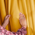 Závěs Amelia Home Velvet s multifunkční páskou hořčicově žlutý
