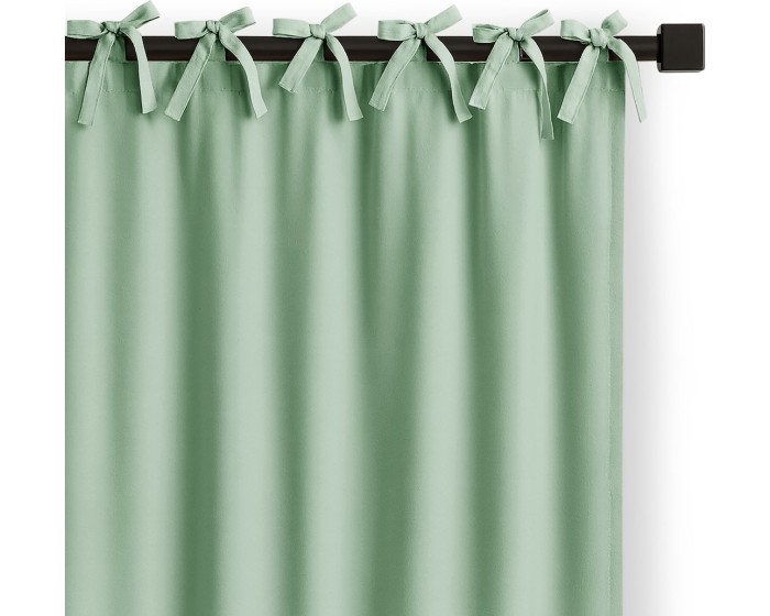 Závěs Carli s designovými poutky 140x250 cm mátový