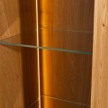 Vitrína London 12 98 cm z masivu s LED osvětlením dub přírodní